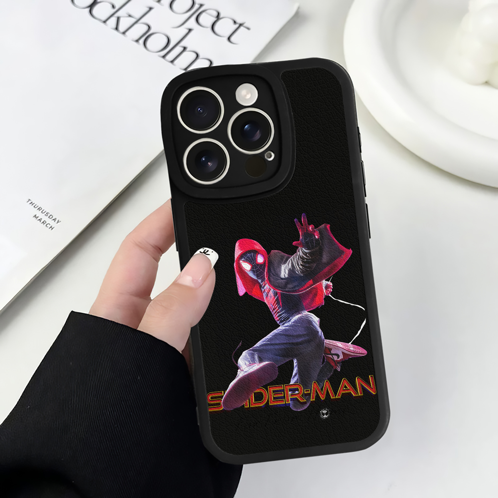 Spider Man スパイダーマン 【iPhone 16シリーズ対応】シリコンスマホケース（レザー調） 材質：シリコン